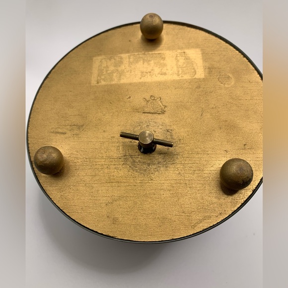 Vintage 1940s footed aluminum puff music box - Picture 3 of 9